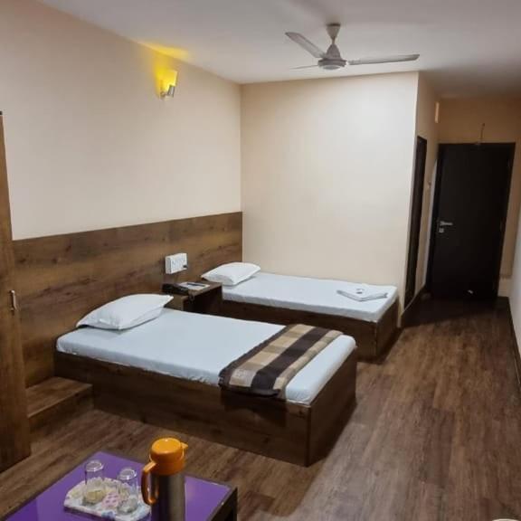 Hotel Flamingo Gandhidham Exterior photo
