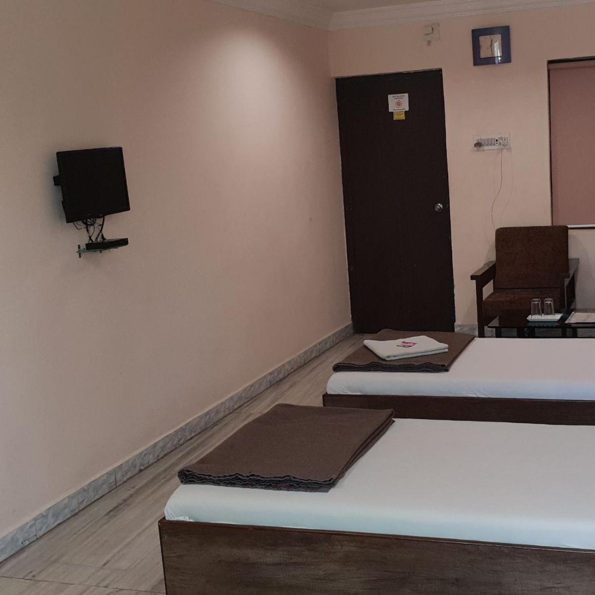 Hotel Flamingo Gandhidham Exterior photo